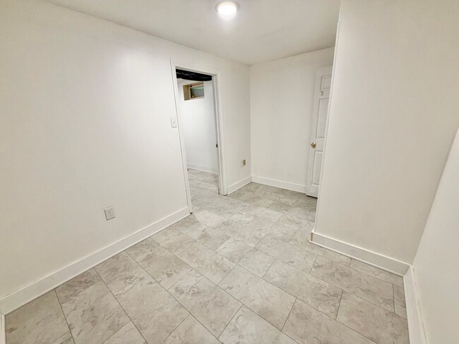 Building Photo - 2 Bedroom (+ Office) Home Burlington Available 8/1