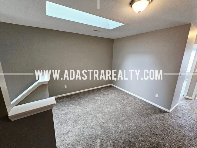 Building Photo - Very Spacious Townhome in West Olathe-Available in APRIL!!