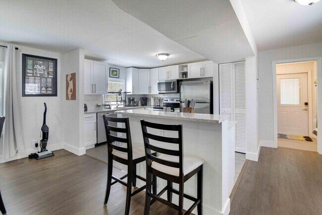 Building Photo - 915 3rd St