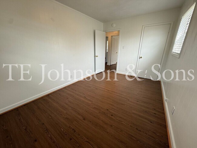 Building Photo - Updated Unit with Granite Counters & Off-Street Parking in Winston-Salem