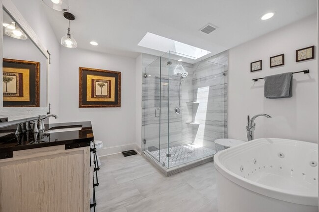 Building Photo - Gorgeous, Fully furnished 3 Bed 3.5 bath h...