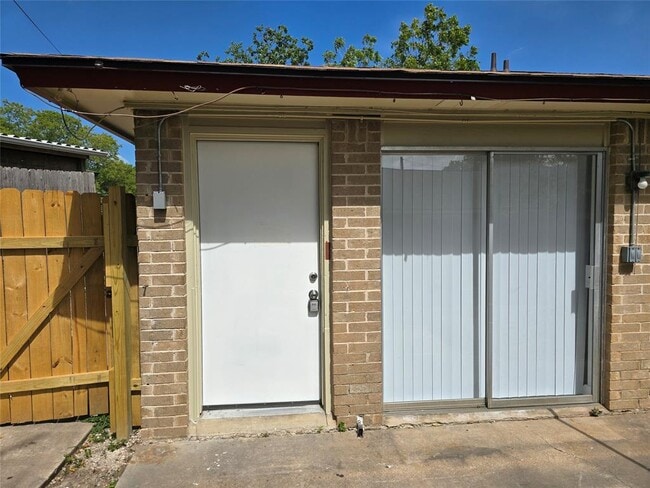 Building Photo - 202 Northcrest Cir