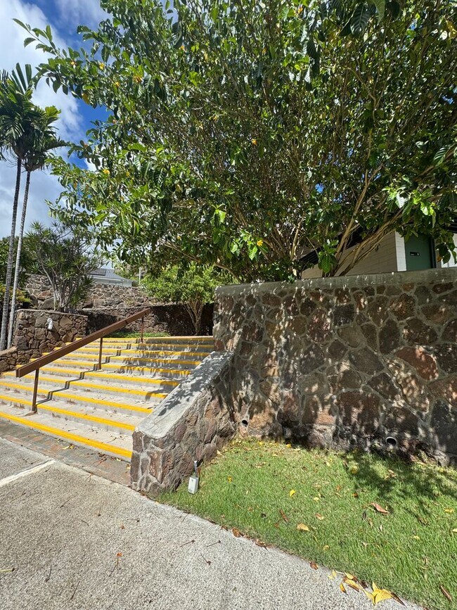 Building Photo - 3 BED, 2 BATH, 2 Parking with AC- Kalani Iki Estates