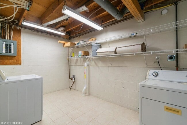 Building Photo - 3 Bedroom townhome, Open Now, garage, 2 bathrooms, W/D Etc.