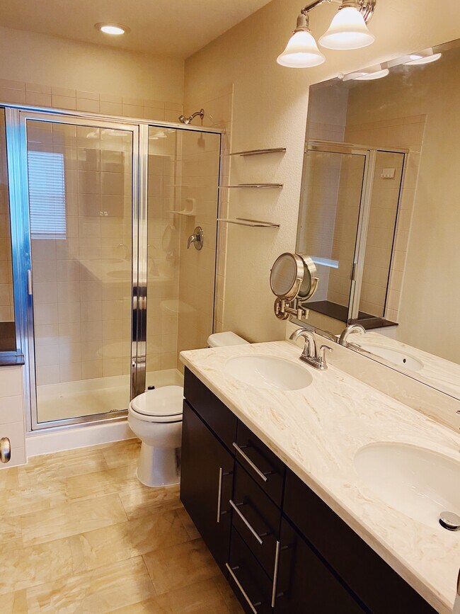 Master Bath - 8500 Redpoint Way