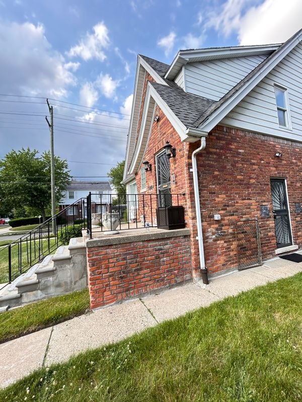 Building Photo - 20186 Gardendale St