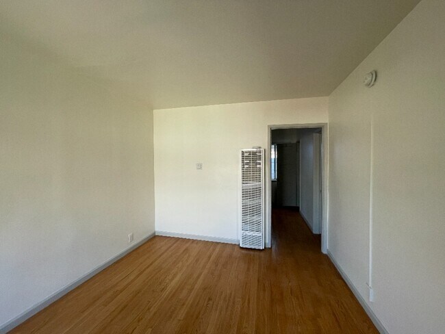 Building Photo - 14550 Moorpark St