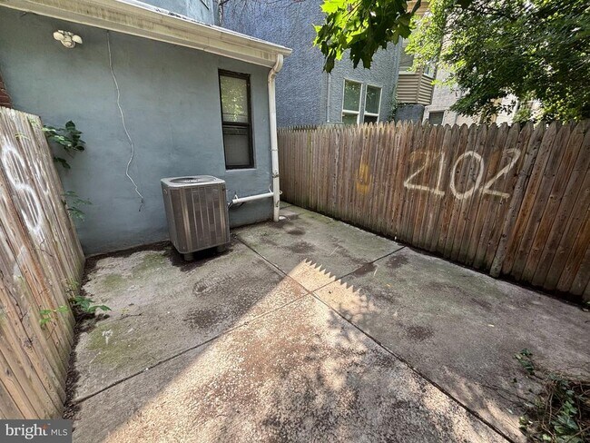 Building Photo - 1717 Fontain St