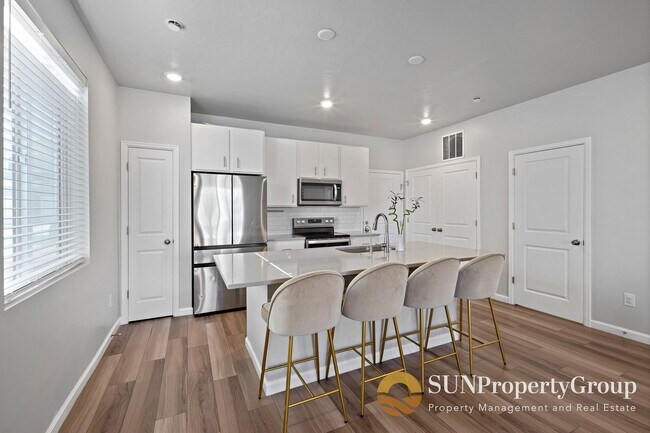 Building Photo - Stunning Duplex In Desirable Saratoga Springs!