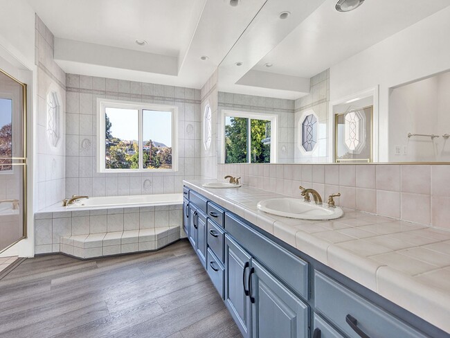 Building Photo - This Hollywood Home is a Must-See!