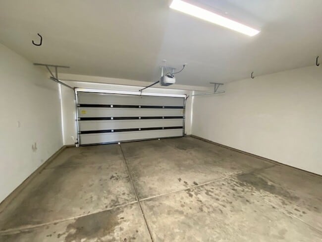 Building Photo - SPACIOUS TOWNHOME FOR RENT!