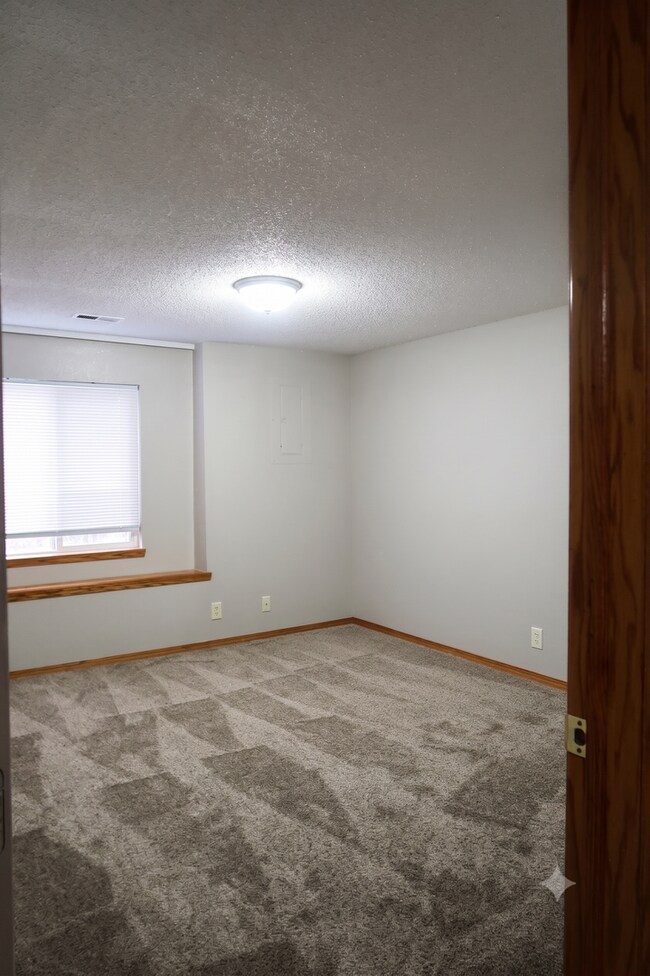 Building Photo - Beautiful and Spacious 4 Bedroom