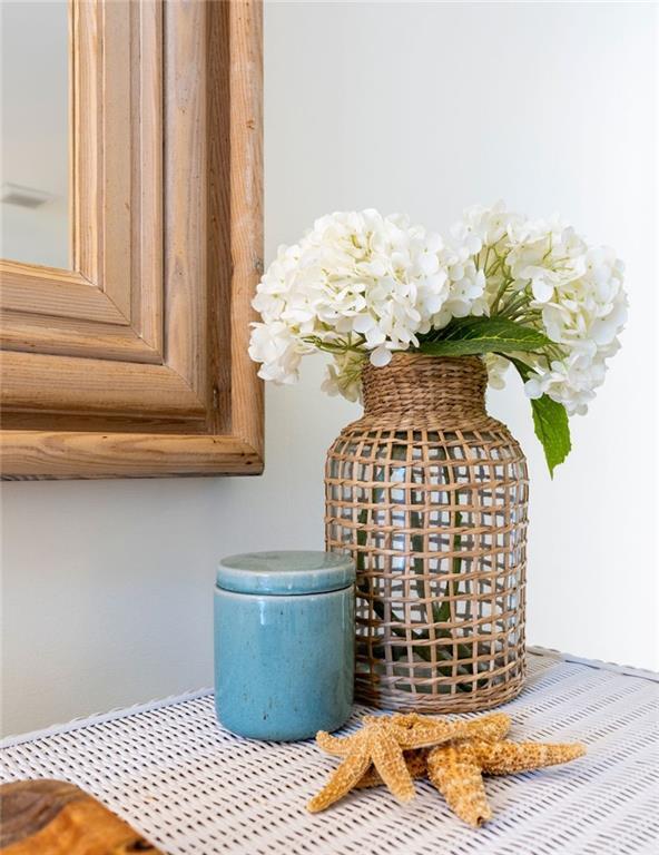 Building Photo - 11 N Hillview Dr