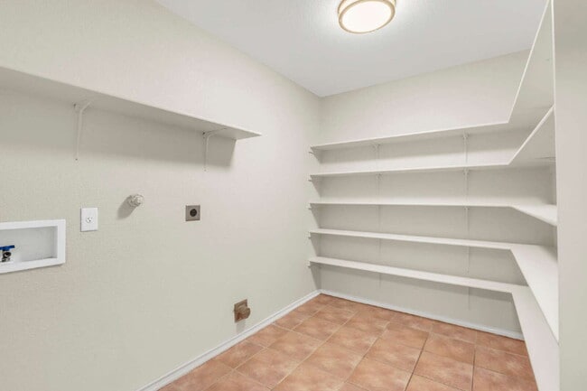 Building Photo - "2 WEEKS FREE! Spacious 4-Bedroom Sanctuary with 3 Full Baths and Solar Panels!"