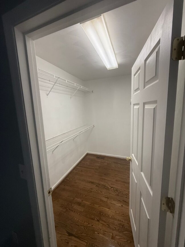 Building Photo - 4826 Golfview Dr NE