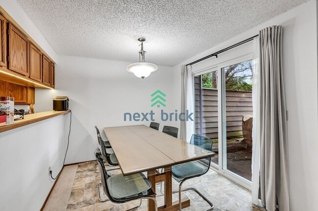 Building Photo - 3 BED & 1.5 BATH FOR RENT