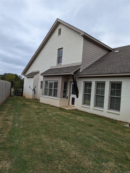 Building Photo - 3418 Lockwood Pl