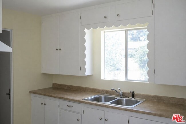 Building Photo - 993 W Hays St