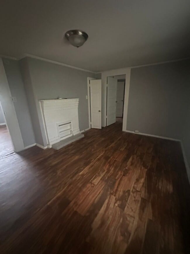 Building Photo - Charming 3 bedroom 1 bath with a huge workshop!