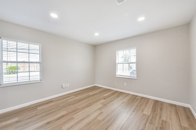 Building Photo - 1266 Dove St