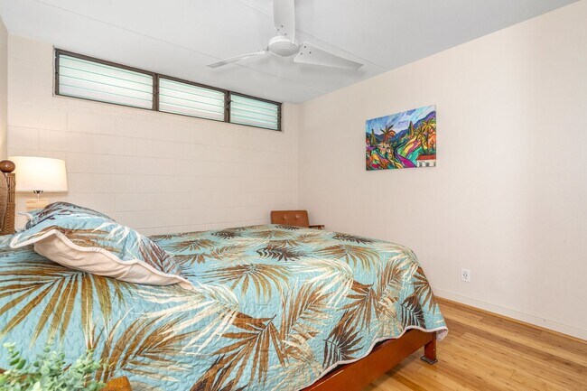 Building Photo - 1/1 Updated Furnished Condo + Private Lanai