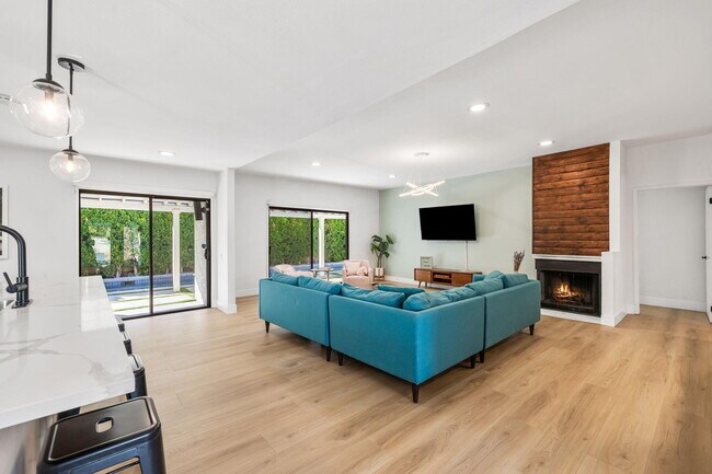 Building Photo - 1433 E Caleta Way