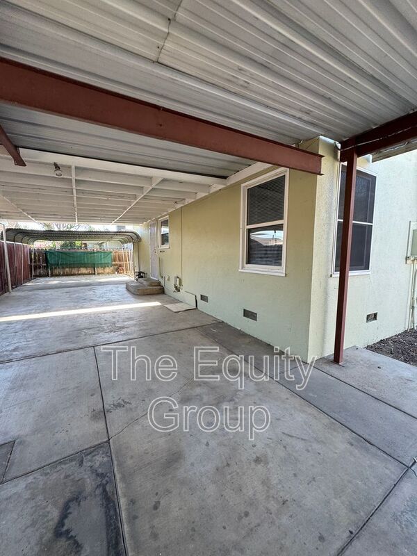 Building Photo - 620 E Tulare Ave