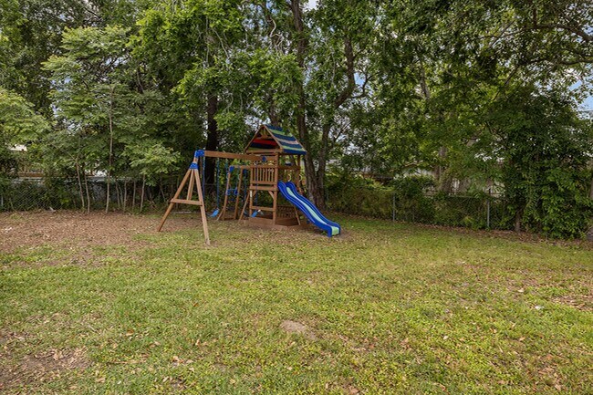Building Photo - 1415 Palm Dr