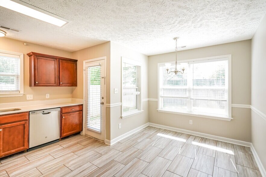 Building Photo - 1632 Beaconcrest Cir