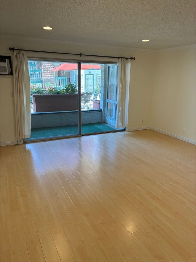 Building Photo - COZY 1 BEDROOM 1 BED UNIT!!!!