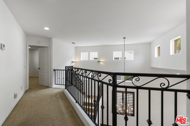 Building Photo - 14321 Hortense St