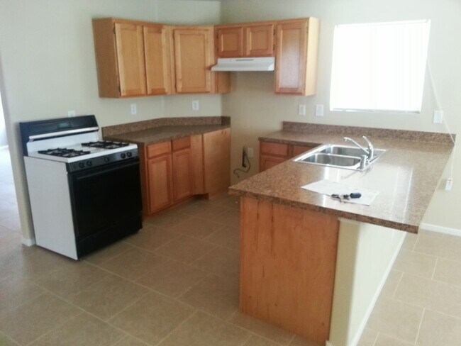 Building Photo - Charming 3 Bedroom 2 Bathroom Home!!