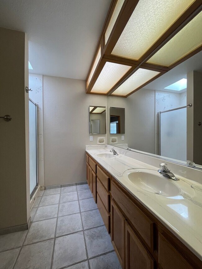 Building Photo - Beautiful 3 bedroom 2 bathroom home in Apple Valley Available now!!