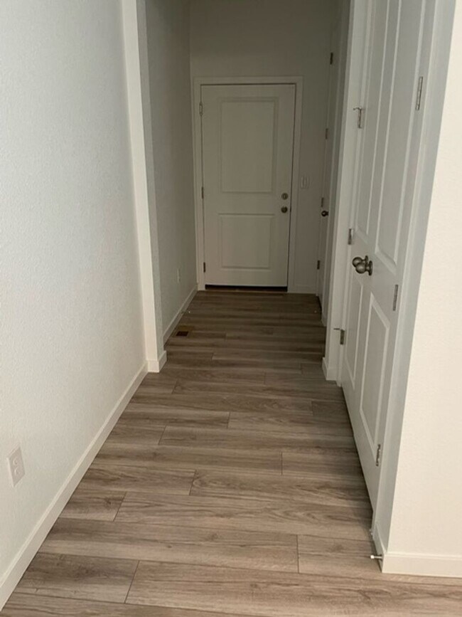 Building Photo - Spacious 4 Bed Townhome with 2-Car Garage in Erie-Available June 1!