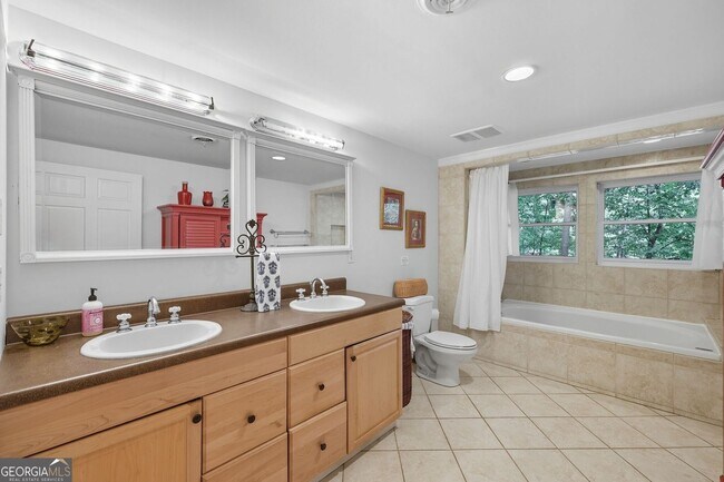 Building Photo - Luxury Lakefront Retreat – Fully Furnished...