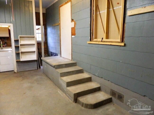 Building Photo - 212 Charleston Dr