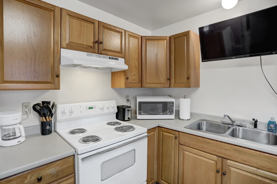 Building Photo - 1615 N River Rd