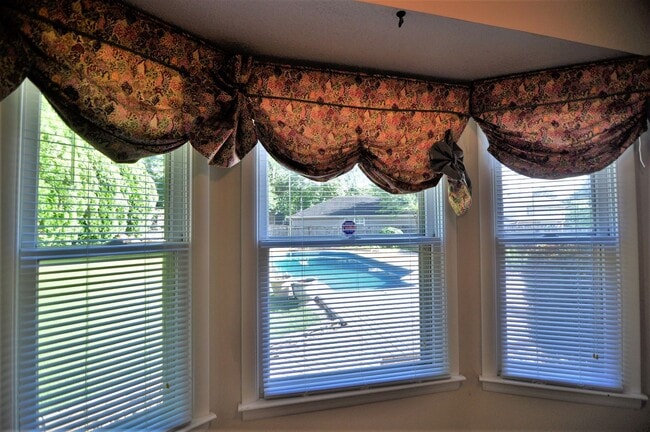 Building Photo - Large home with a pool.