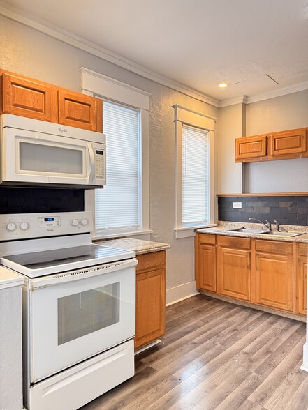 Building Photo - 838 E 4th Ave