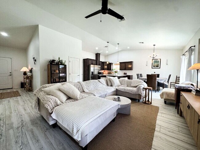 Building Photo - "Spacious 4-Bedroom, 2-Bathroom home in Prime Yuma!"