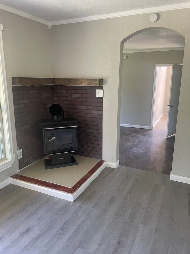 Building Photo - 4 Bedroom, 2 Bathroom Home