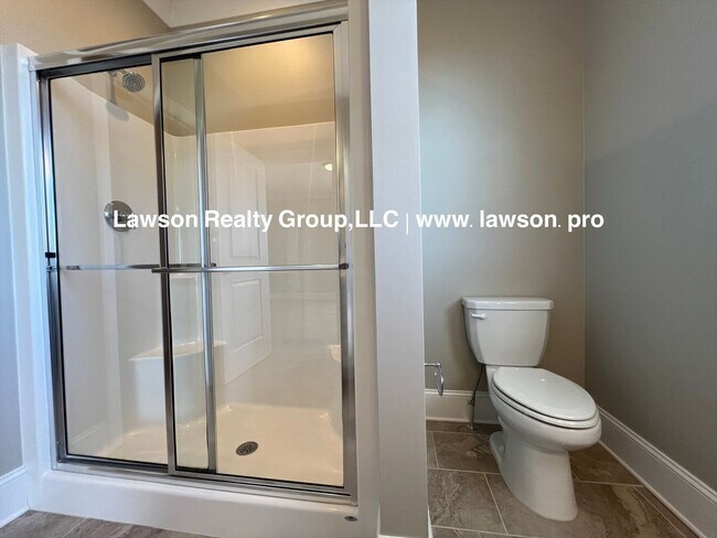 Building Photo - Upscale Three Bedroom in Colonial Green with Garage
