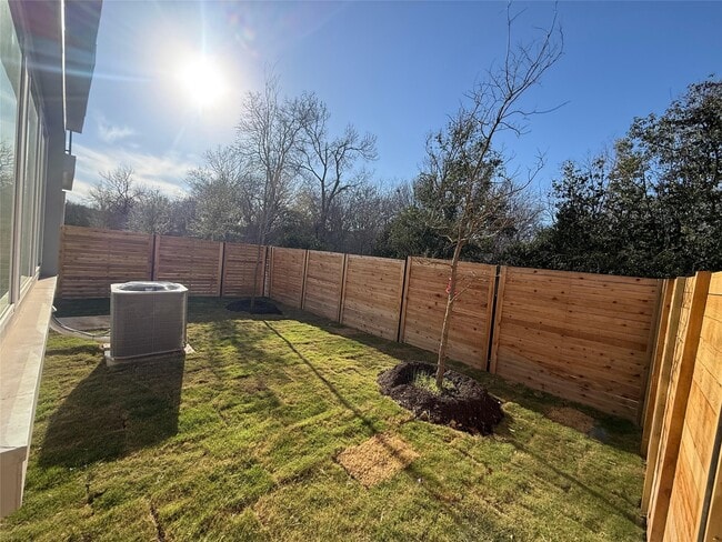 Building Photo - 2000 Riverside Farms Rd