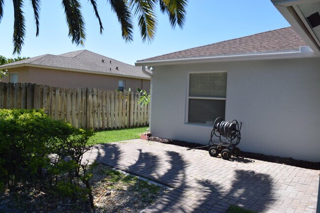 Building Photo - 1074 SW Janar Ave