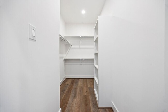 Building Photo - 2121 A Hoskins Dr