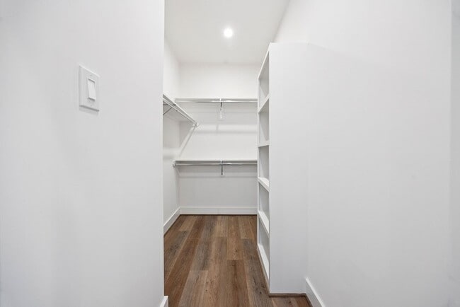 Building Photo - 2125 Hoskins Dr