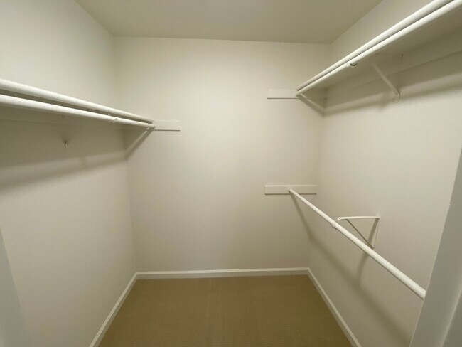 Building Photo - Beautiful, Spacious Condo in Excellent Location!