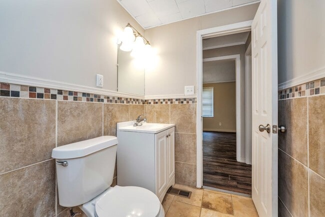 Building Photo - Charming Home with Open Floor Plan & Cover...