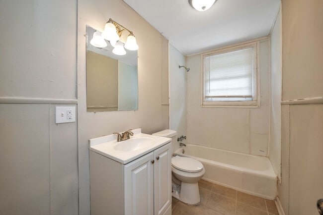 Building Photo - Don’t Miss This Beautifully Renovated Home...