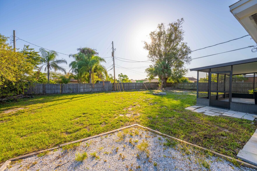 Building Photo - 1011 Bianca Dr NE